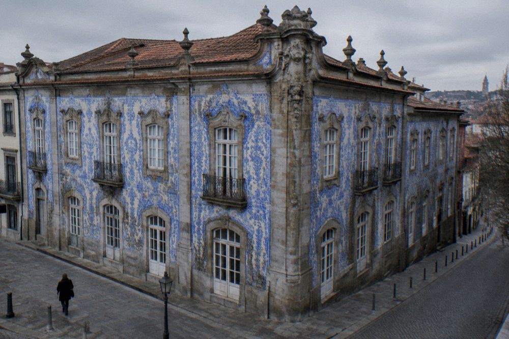 The blue tiled facade of Palacio do Raio on Rua do Raio in Braga