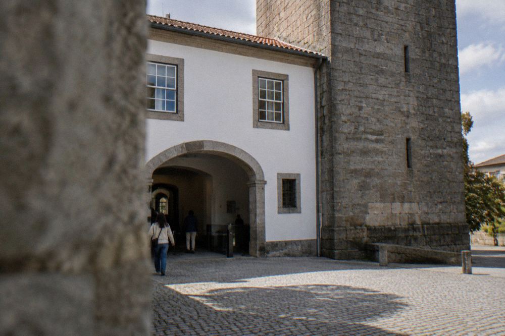 The ticket desk and entrance corridor of the Museu Pio XII with a stone archway