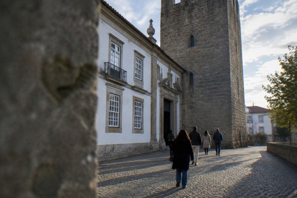 Visitors walking along a cobbled street toward the Museu Pio XII entrance in central Braga
