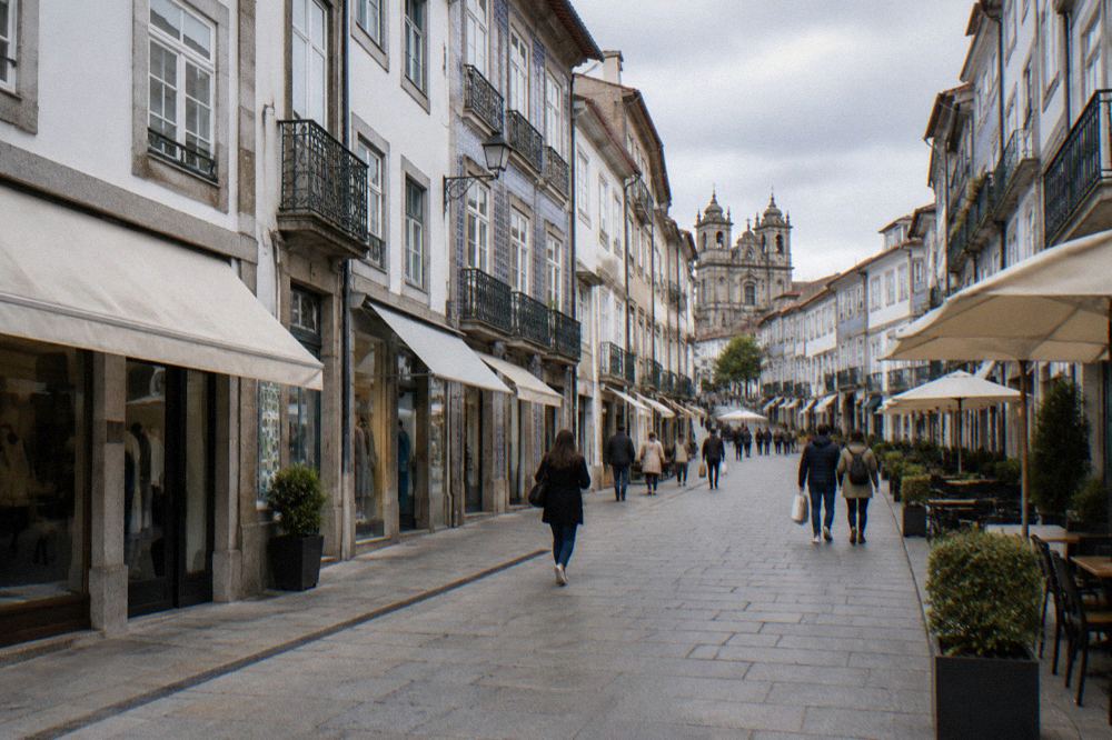 Rua do Souto pedestrian street rising from the square toward the cathedral quarter with shoppers walking