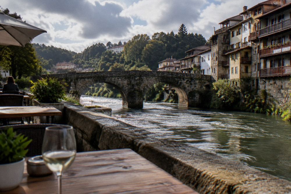 Riverside restaurant terrace with views over the stone bridge in Amarante