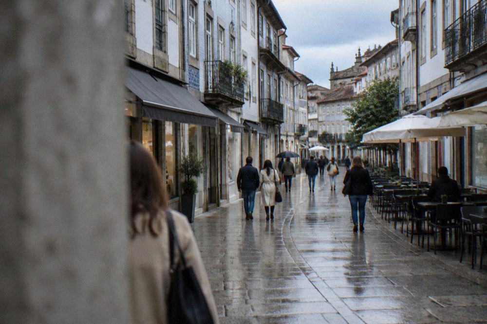 Visitors walking along Rua do Souto past shopfronts and café tables in Braga's pedestrian centre